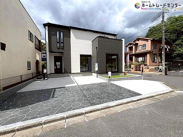 【現地外観写真】良好な住環境が守られてきたこの街に、新築戸建てが誕生致しました。穏やかな空気の流れる落ち着いた住環境です。ぜひ、現地へ足をお運びいただき実際の環境・陽当たりをご確認下さいませ♪