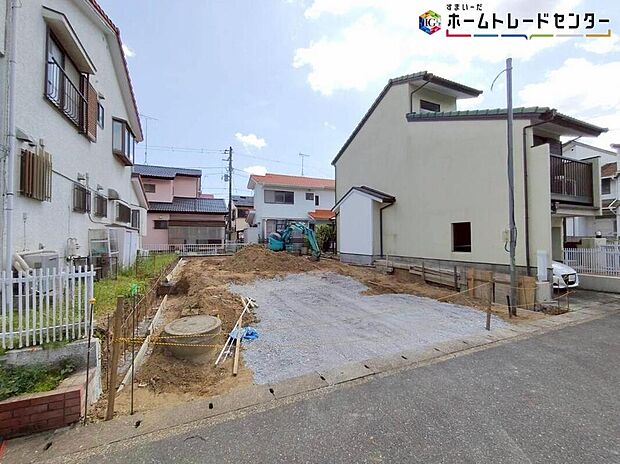 【現地外観写真】閑静な住宅地で子育て家族にピッタリ。毎日のお散歩も快適な緑に恵まれたエリアで、自然に包まれた穏やかな暮らしを実現するための、ゆとりある住環境が整っています。緑の潤いを感じながらホッと生活できそう。