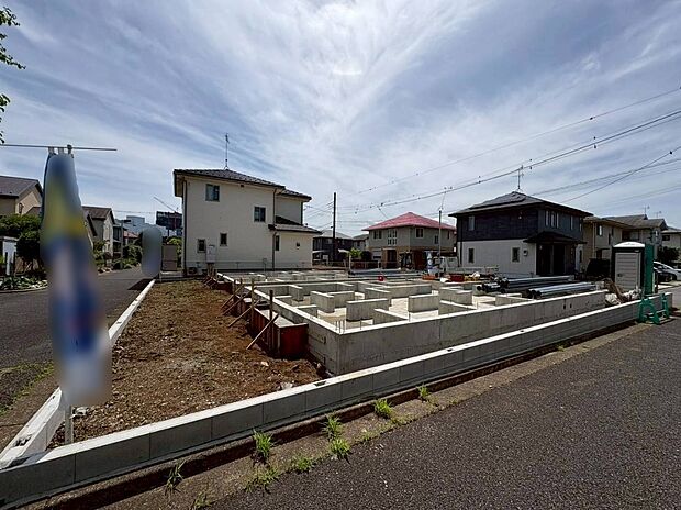 【現地外観写真】第一種低層住居専用地域の良好な住環境が保たれたエリア。低層の一戸建てを中心とした街並みが整然と続き、周辺は高い建物が建っていないので、採光や開放性に恵まれ、空が広く緑の多い閑静な趣を感じる環境です。