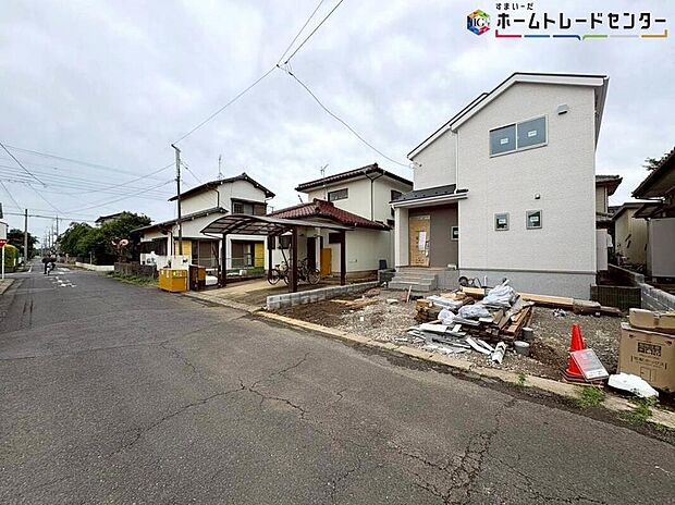 【前面道路含む現地写真】一戸建ての大きなメリットは、「自分の土地」を自由に使えること。好きなペットが飼えるほか、ガーデニングやＤＩＹ、車やバイクの手入れなど様々な趣味を楽しめます♪