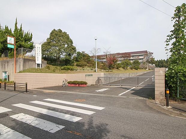 栄町立竜角寺台小学校（約1,200m）