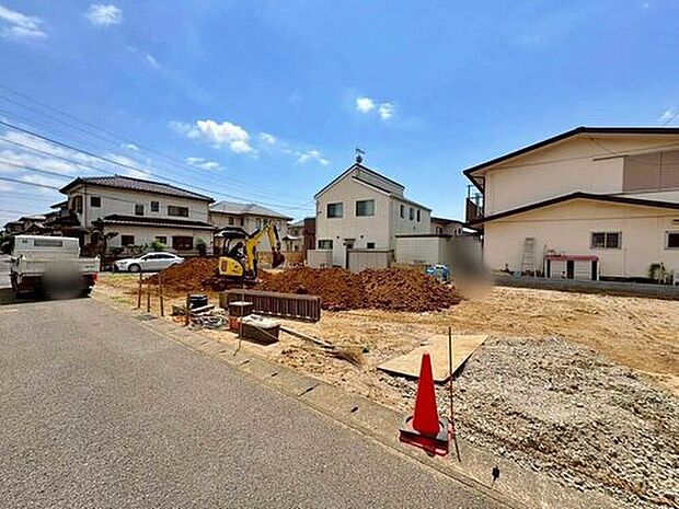 【前面道路含む現地写真】毎日のお散歩も快適な緑に恵まれた閑静な住宅地は、伸び伸びスローライフを叶えてくれます。自然豊富な季節の移ろいを身近に感じられる環境です♪【7/10撮影】