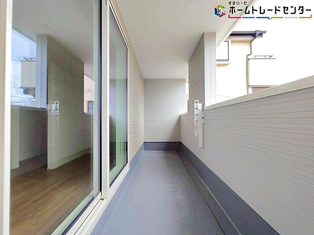 【バルコニー】南からの明るい光が差しこむ陽だまりの空間。南に大きく面したバルコニーでお洗濯も干せばあっという間に乾きそうで家事もスムーズにこなせますね!乾いたお洗濯物からは太陽の匂いが感じられる心地よさ。