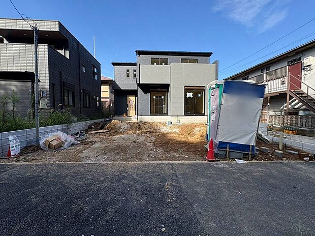 【現地外観写真】閑静な住宅地で子育て家族にピッタリ。毎日のお散歩も快適な緑に恵まれたエリアで、自然に包まれた穏やかな暮らしを実現するための、ゆとりある住環境が整っています。緑の潤いを感じながらホッと生活できそう。