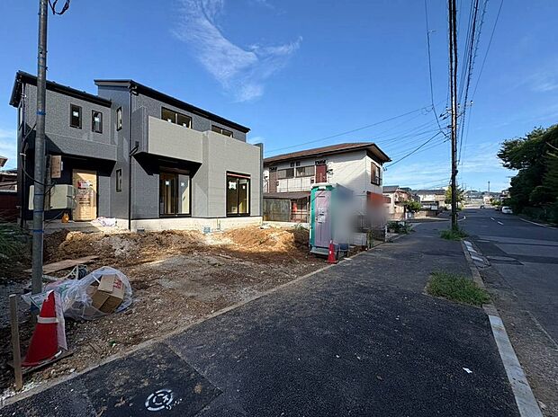 【現地外観写真】第一種低層住居専用地域の良好な住環境が保たれたエリア。低層の一戸建てを中心とした街並みが整然と続き、周辺は高い建物が建っていないので、採光や開放性に恵まれ、空が広く緑の多い閑静な趣を感じる環境です。