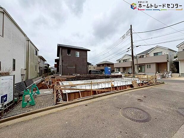 【現地外観写真】※建築工事中(2026年7月現在)
美しい緑と良好な住環境が守られてきたこの街に、新築戸建てが誕生します。穏やかな空気の流れる落ち着いた住環境です。ぜひ、現地で実際の環境・陽当たりをご確認ください。
