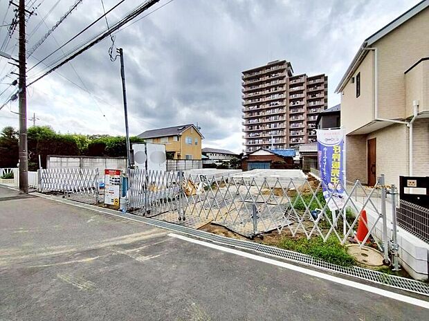 【現地外観写真】閑静な住宅地で子育て家族にピッタリ。毎日のお散歩も快適な緑に恵まれたエリアで、自然に包まれた穏やかな暮らしを実現するための、ゆとりある住環境が整っています。