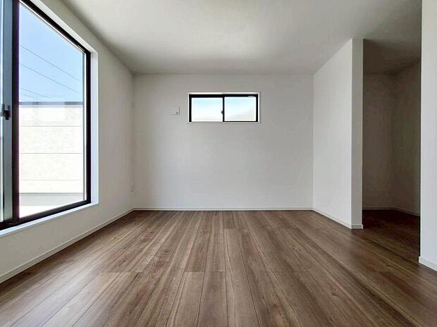 【リビング以外の居室】マンションと違い部屋数が多いのが戸建てのメリットです。ご家族が増えたことで手狭に感じていた住まいも戸建てでは各居室プライバシーを保つことができます。住まいにゆとりが生まれ心もリラックスできます♪