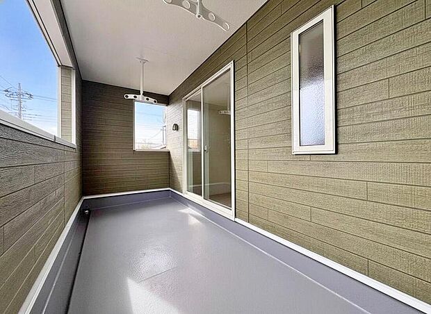 【バルコニー】2部屋から出入りできるバルコニー♪晴れた日には洗濯物やお布団も広々と干せるのは嬉しいですね♪雨の日でもお洗濯物が干せる利点もあります♪椅子を置いたり、ガーデニングも可能です♪