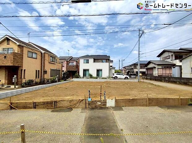【現地外観写真】毎日のお散歩も快適な緑に恵まれた閑静な住宅地は、伸び伸びスローライフを叶えてくれます。自然豊富な季節の移ろいを身近に感じられる環境です♪【現地2026年8月撮影】
