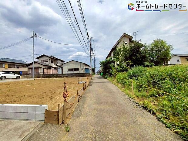 【前面道路含む現地写真】【施工例ご案内できます♪】良好な住環境が守られてきたこの街に、新築戸建てが誕生します。穏やかな空気の流れる落ち着いた住環境です。現地(2026年8月)撮影