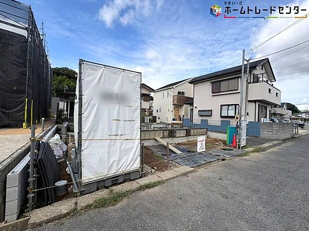 【前面道路含む現地写真】四季を通じて自然と触れ合えるスポットが周辺には盛りだくさん！お散歩やジョギング、週末のご家族での遊びに最適です。目の前に広がる開放感とゆとり、暮らしの夢を育む理想の住まいがここにはあります。