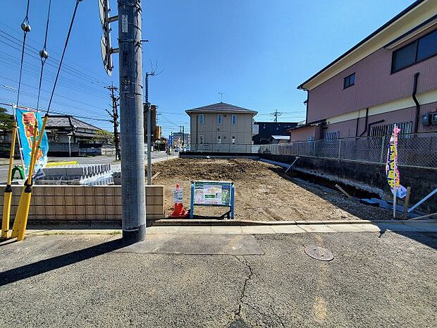 前面道路含む現地写真です