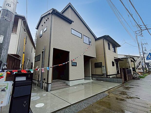 前面道路含む現地写真です