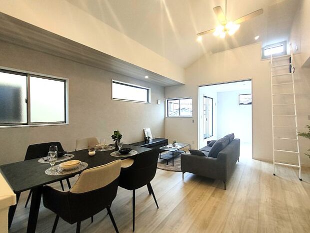 家族の笑顔が集まるリビングは、開放感あふれる設計で快適。明るい陽光が差し込み、くつろぎながら豊かな時間を過ごせる住まいの中心です。