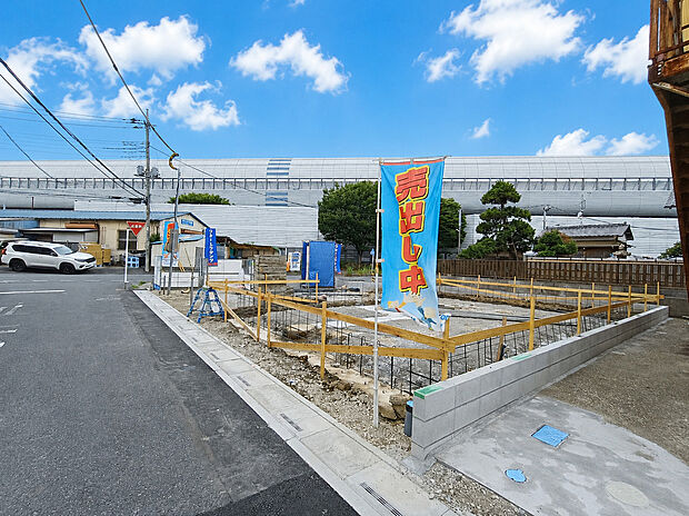 敷地の広さや前面道路との関係を現地で確認しやすい状態です。完成後は3LDKの新築戸建予定です。