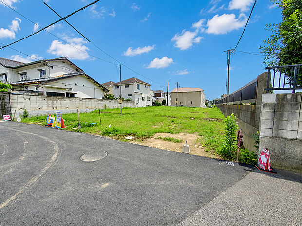 完成に向けて順調に建築が進んでいます。新築ならではの設備や間取りを備えた住まいで、新生活への期待が膨らみます。