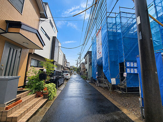 前面道路含む現地写真です 建築中の今だからこそ完成までの過程をご確認いただけます。理想の新生活を思い描きながら、完成を楽しみにお待ちください。