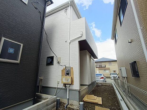 前面道路含む現地写真です 新しい暮らしの舞台がただいま建築中です。完成後には、新築ならではの心地よさを感じられる住空間が誕生します。