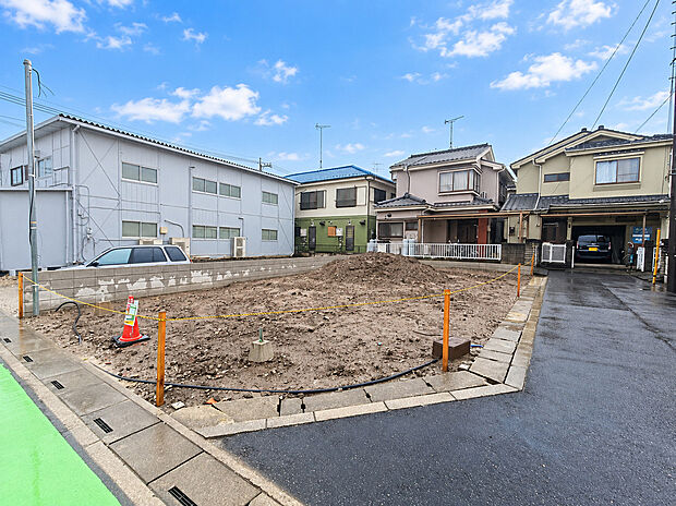 完成に向けて順調に建築が進んでいます。新築ならではの設備や間取りを備えた住まいで、新生活への期待が膨らみます。