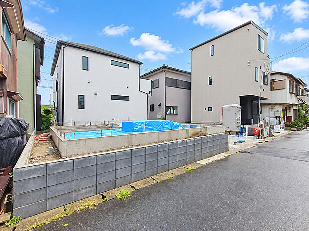 完成が楽しみな新築戸建。建築中だからこそ工事の進捗を確認でき、完成後の暮らしをイメージしながらご検討いただけます。