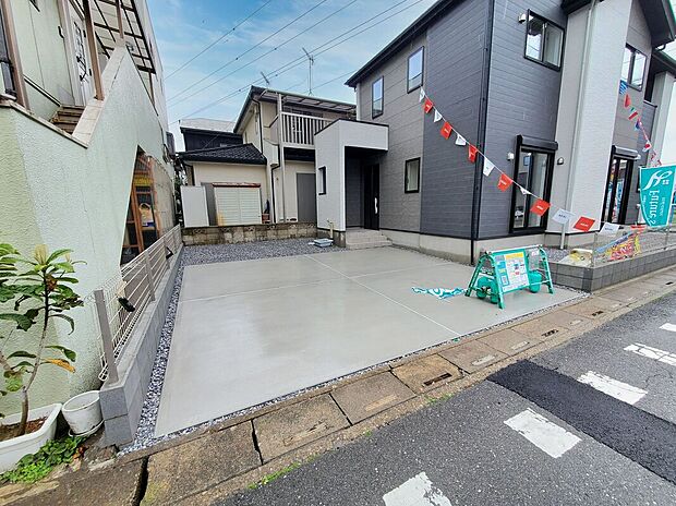 【並列駐車ができる駐車場】並列で駐車しやすいカースペースを確保。前面道路からそのままスムーズに出入りしやすく、毎日の車移動も快適です。玄関との距離も近いため、買い物帰りの荷物の持ち運びやお子さまの乗り降りにも便利。