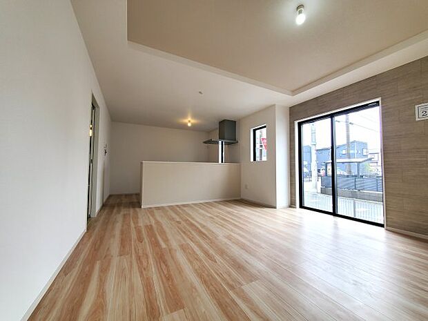 【居間・リビング】溢れる光をたっぷり取り込んだリビングダイニング。