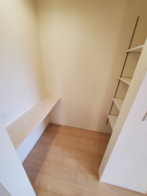 【収納】キッチン横にはカウンターと可動棚があります