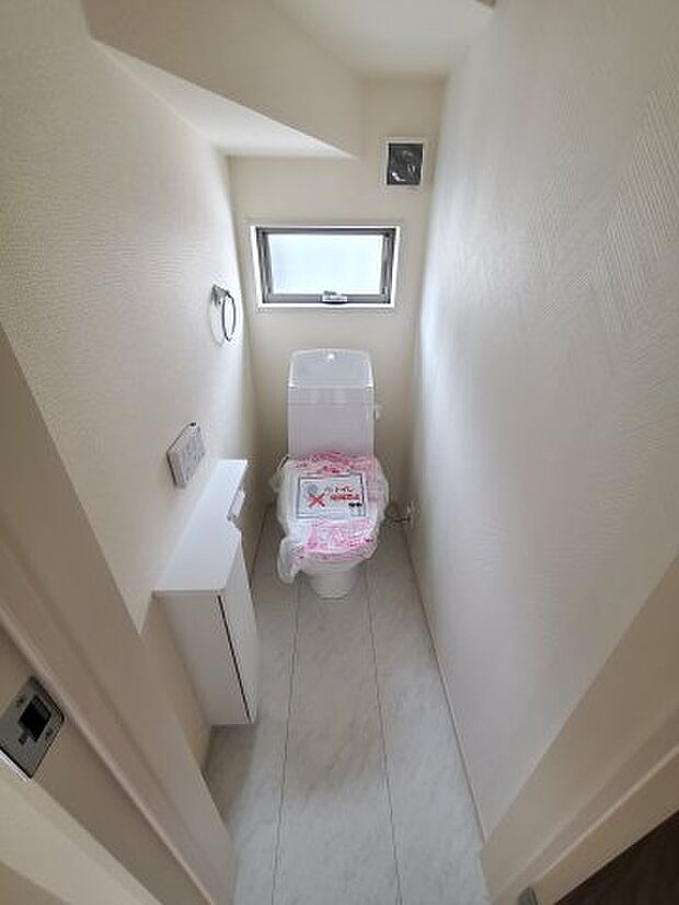 【トイレ】小窓をつけて明るさをプラス!温水洗浄便座付きです