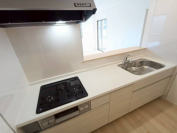 【キッチン】キッチンスペースも広く、ご夫婦二人でキッチンに立っても問題ありませんよ