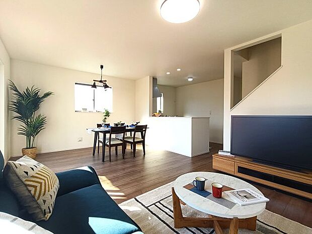 【居間・リビング】広いリビングは家族が自然と集まる居心地の良い空間