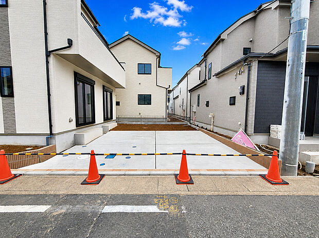 【駐車場・庭】駐車スペースの奥にはお庭スペースを確保。ガーデニングや家庭菜園、お子さまの遊び場としても活用できます