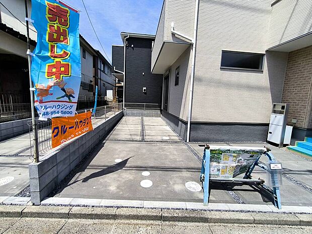 【1号棟・駐車場】建物横にゆとりあるカースペースを確保。前面道路からスムーズに出入りしやすく、毎日の車移動にも便利です。奥行きのある駐車スペースのため、自転車やバイク置き場としても活用しやすいのが魅力。
