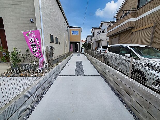【カースペース】全面にきれいなコンクリートが打設された、スタイリッシュなカースペース。砂利の目地がアクセントになったお洒落なデザインです