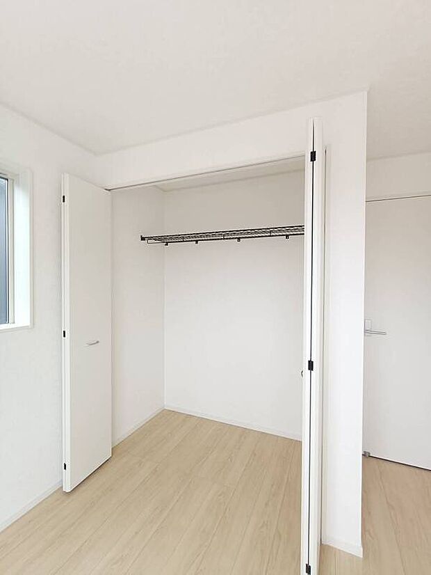 【クローゼット】収納力のあるクローゼットで、お洋服やバッグもすっきり整理整頓。生活空間を広く使える、使い勝手の良い収納スペースです。