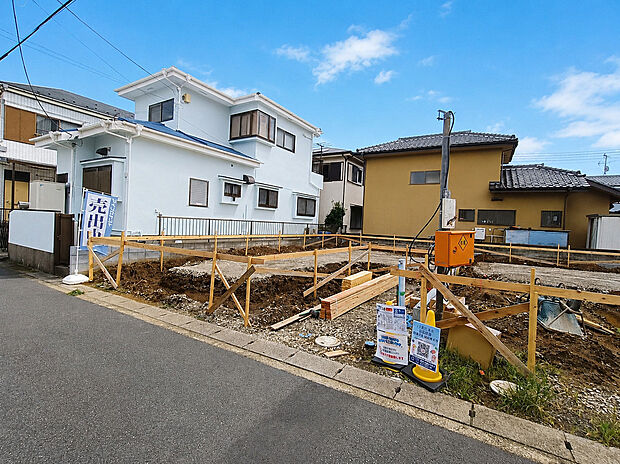 【外観】現在、完成に向けて工事が進んでいる新築戸建です。少しずつ形になっていく住まいを見ながら、これから始まる新生活を思い描いていただけます。