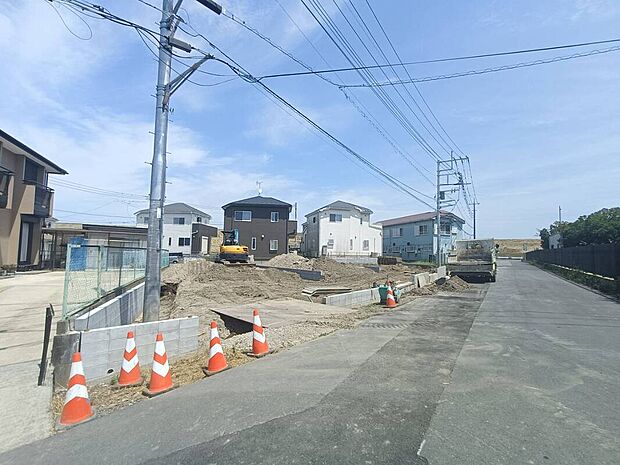 【外観】完成が楽しみな新築戸建。建築中だからこそ工事の進捗を確認でき、完成後の暮らしをイメージしながらご検討いただけます。