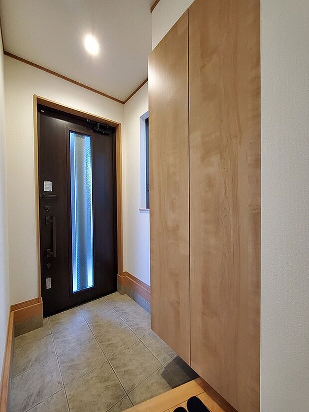 【玄関】掲載写真は施工例です。現地のご案内はもちろん、物件選びで気になる点も一つずつ丁寧にご説明いたします。