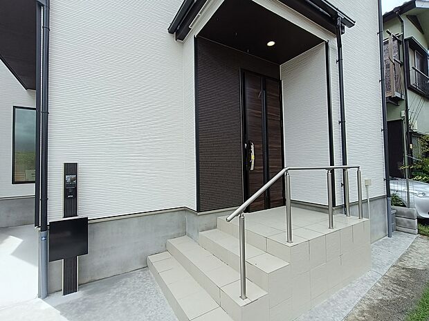 【玄関】お客様をお迎えする玄関は落ち着いた雰囲気