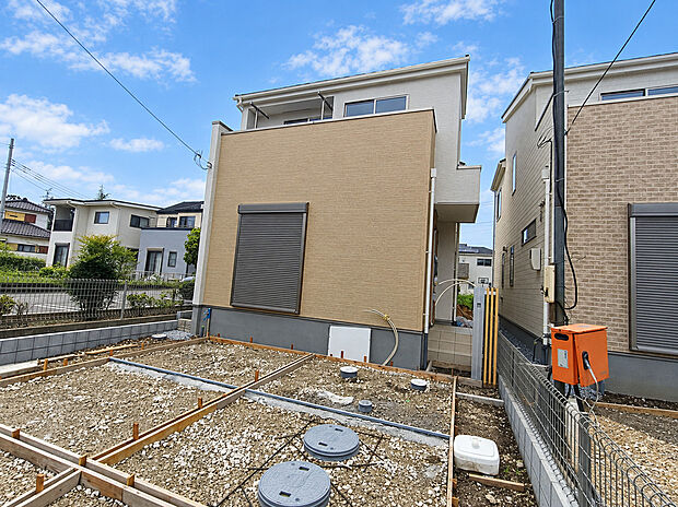 【外観】建築中の今だからこそ完成までの過程をご確認いただけます。理想の新生活を思い描きながら、完成を楽しみにお待ちください。