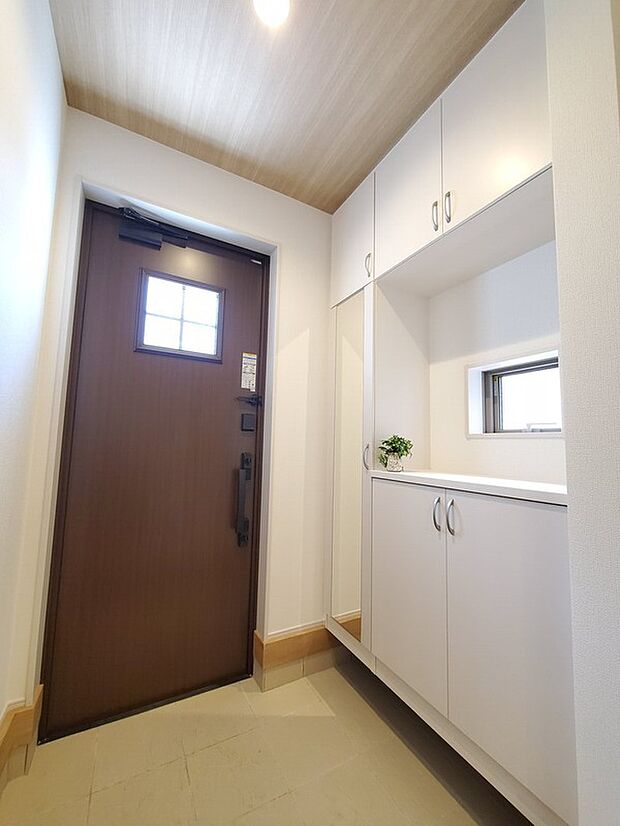 【玄関】掲載写真は施工例です。ご家族の暮らし方に合うかどうか、間取りや設備、生活環境も含めてご提案いたします。