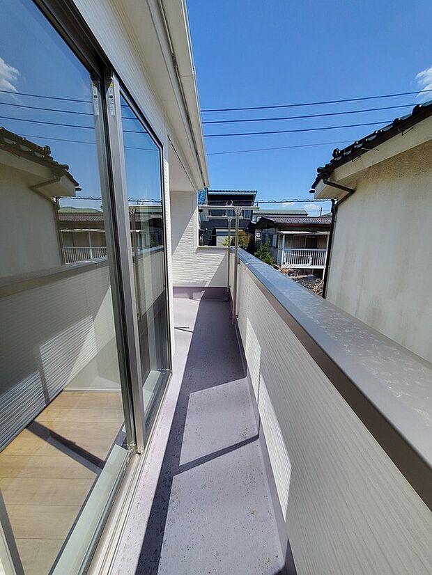 【ワイドバルコニー】掲載写真は施工例です。建物の雰囲気や設備仕様、実際の暮らし方までイメージしやすくご案内いたします。
