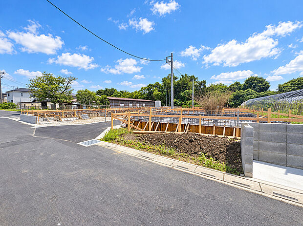 【外観】着々と工事が進行中。完成後は明るく開放的な住空間が誕生予定です。今なら完成までの様子もご覧いただけます。