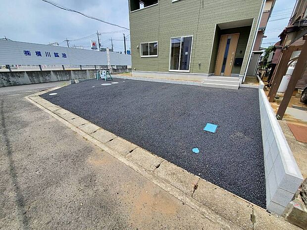【駐車場】掲載写真は施工例です。実際の建物のご内覧はもちろん、資金計画やライフプランに寄り添ったご提案もいたします。住まい探しの不安や疑問もお気軽にご相談ください。
