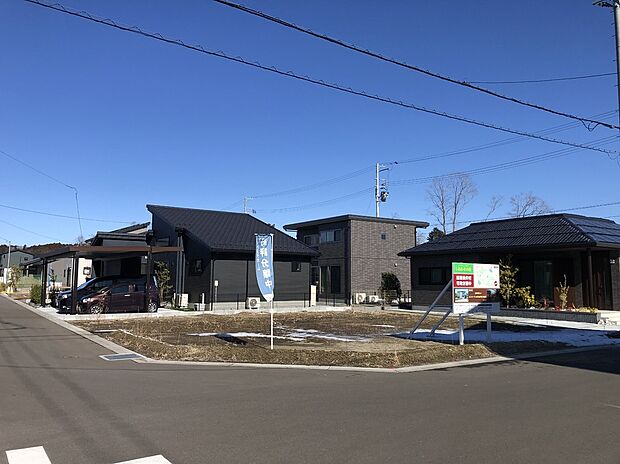 角地ならではの開放感が魅力！2方向からたっぷりの光と風を招き入れ、一日中明るく心地よい住空間が広がります。隣家との距離も保てるため、プライバシーを守りながら「空の広さ」を感じる贅沢な暮らしが叶います。