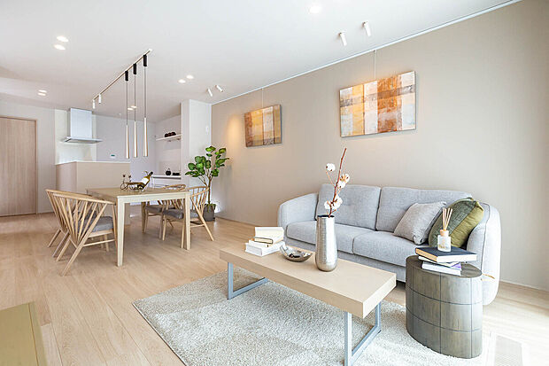 【 LDK】(1号棟)21帖の広々LDKは、家族が自然と集まる居心地のよい空間となりますね