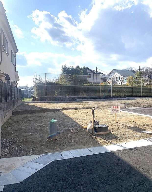 閑静な住宅地にそう公園を背に建物に遮られることがなく、緑と四季の移り変わりを通年味わえる価値ある資産といえる土地です。
ぜひ、現地にお運びください！