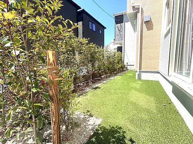 2号棟　庭　植栽が目隠しの役割もはたしてくれます。プライバシー確保がされたお庭です。