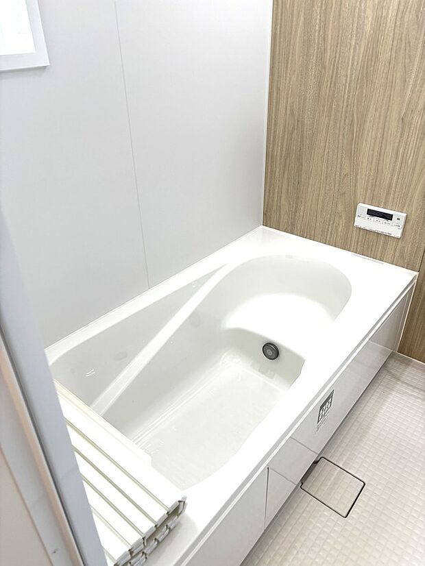 【浴室】一坪タイプのユニットバスです。浴槽はゆったりとしており足を伸ばして湯船につかれます。