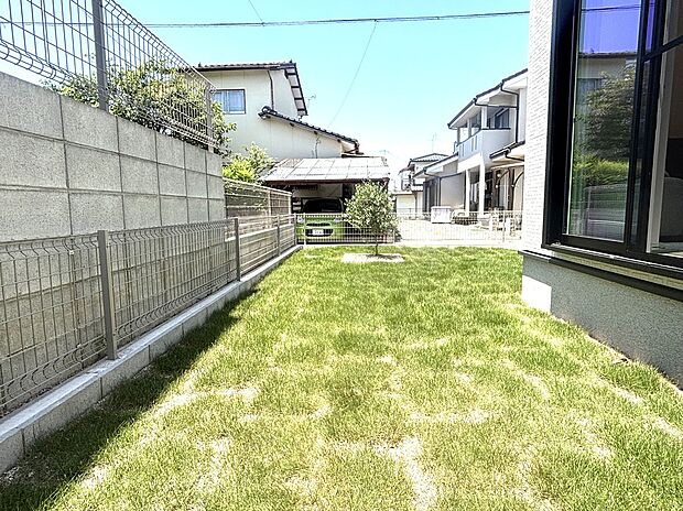 【1号棟庭】天然芝とシンボルツリーが印象的な明るいお庭です。